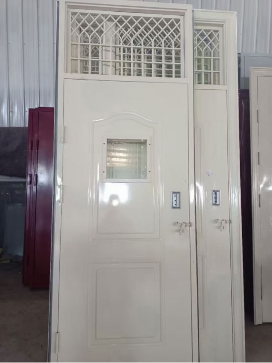 石泉学校教室门