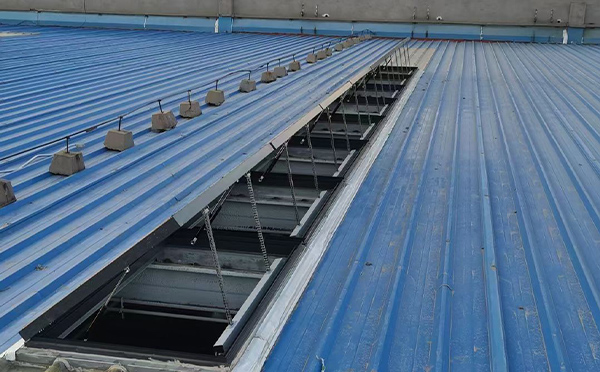 某城市大型商业综合体中庭石泉排烟窗工程